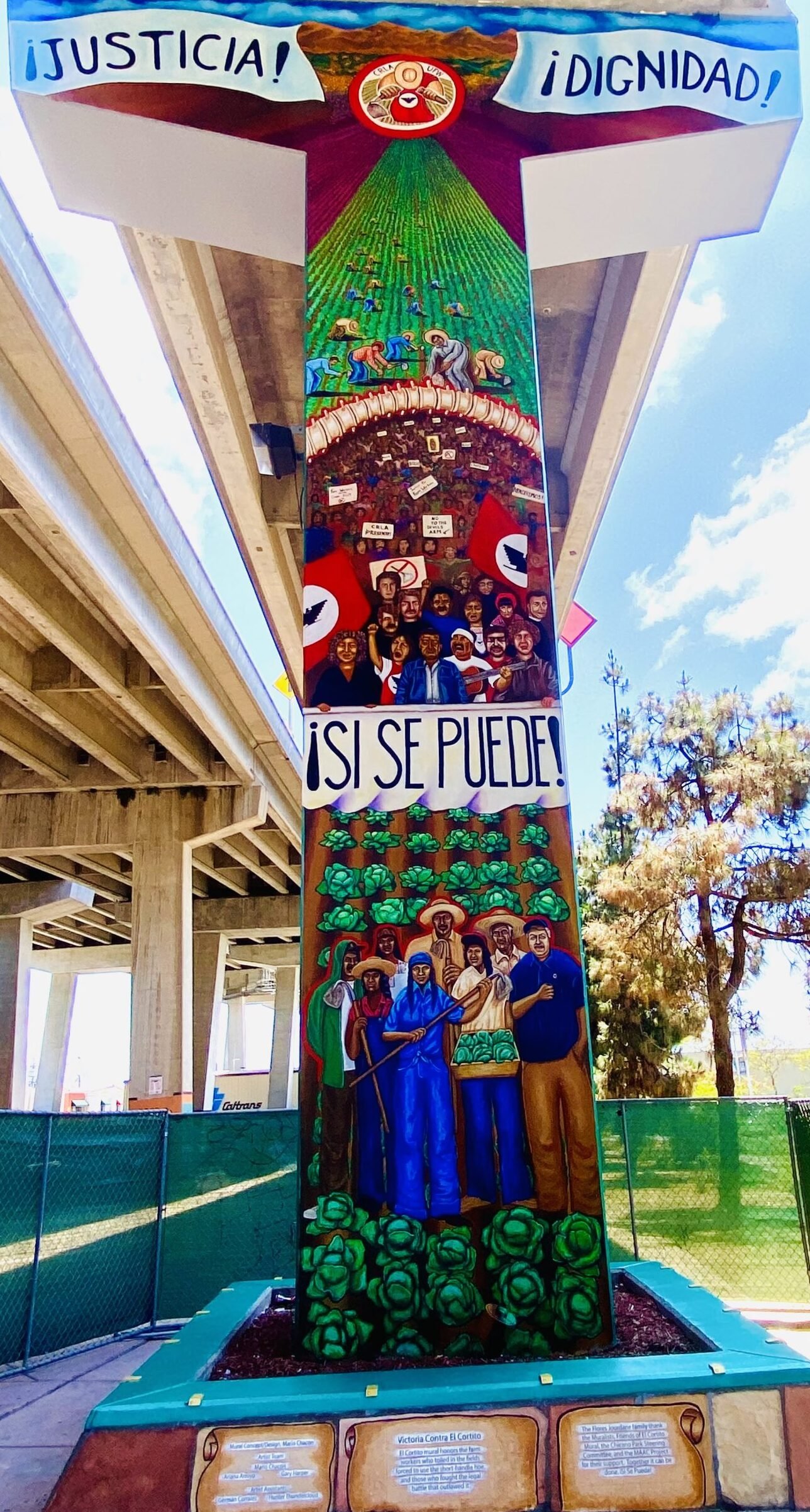 A mural of people and the words " i se puede ".